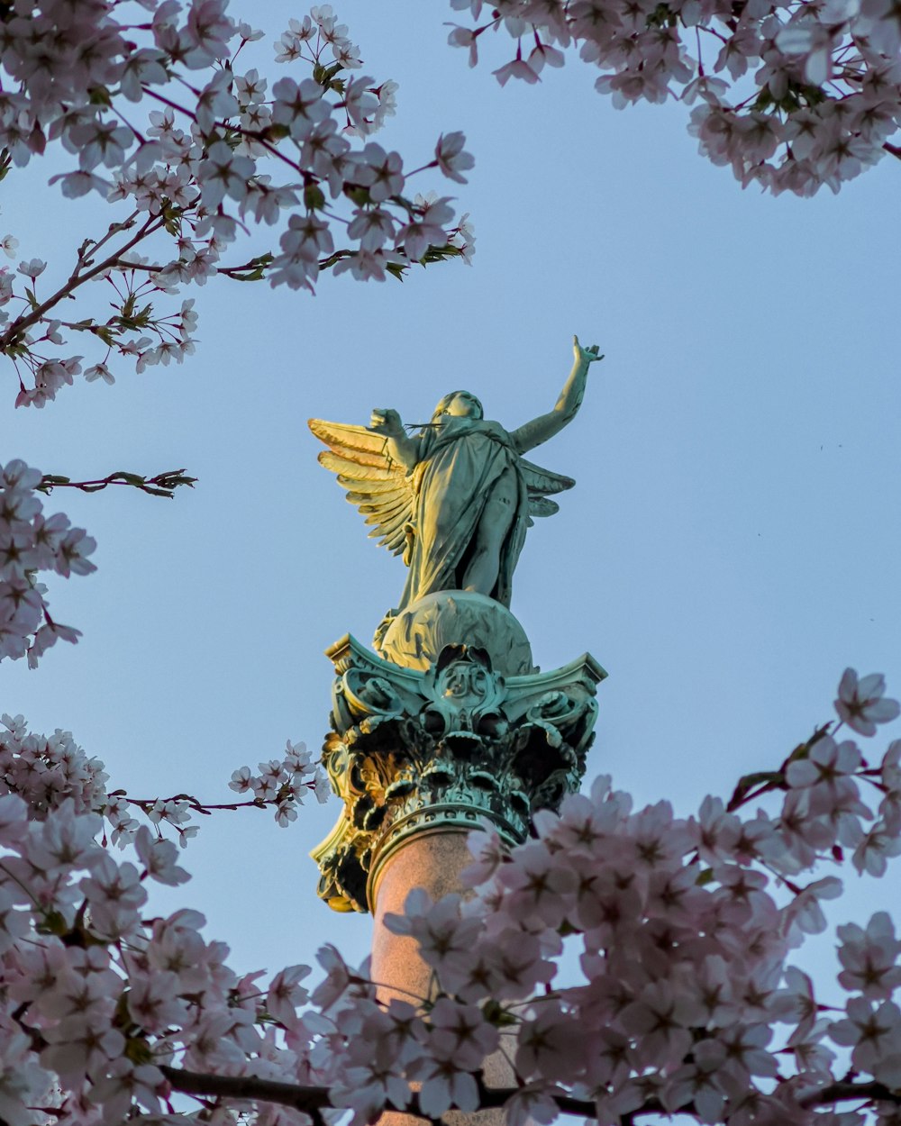 Una estatua de un ángel en la parte superior de un edificio