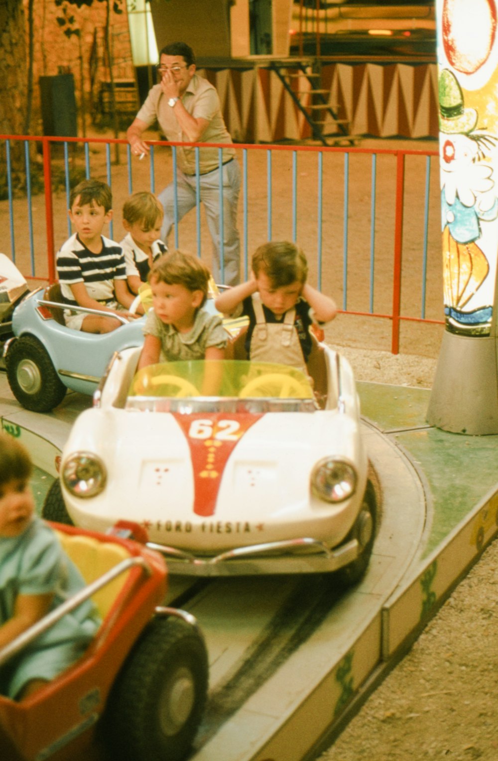 Eine Gruppe kleiner Kinder, die auf einem Spielzeugauto fahren
