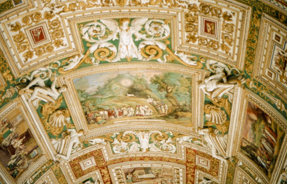 絵画が描かれた建物の天井