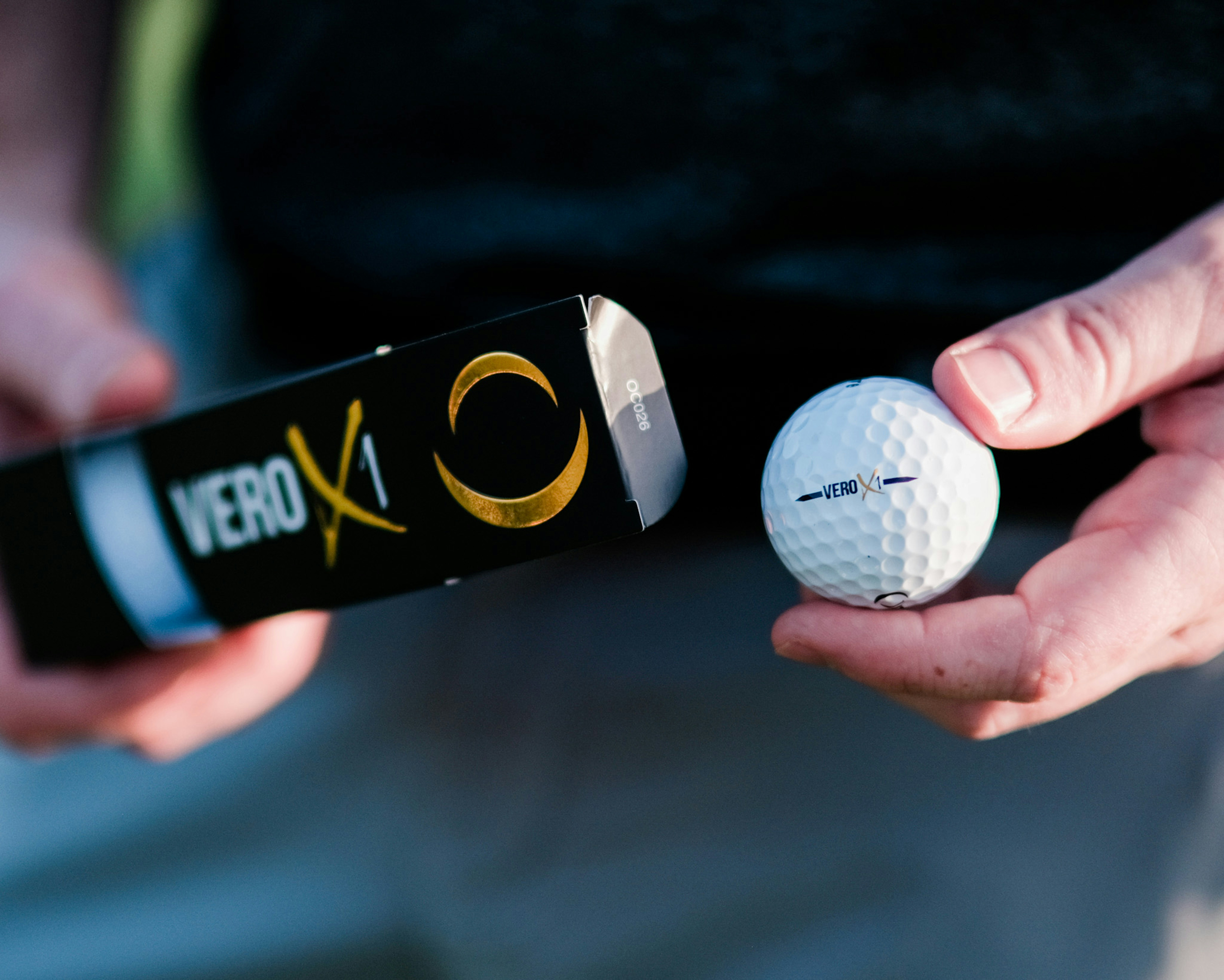 eine Person, die einen Golfball in der Hand hält