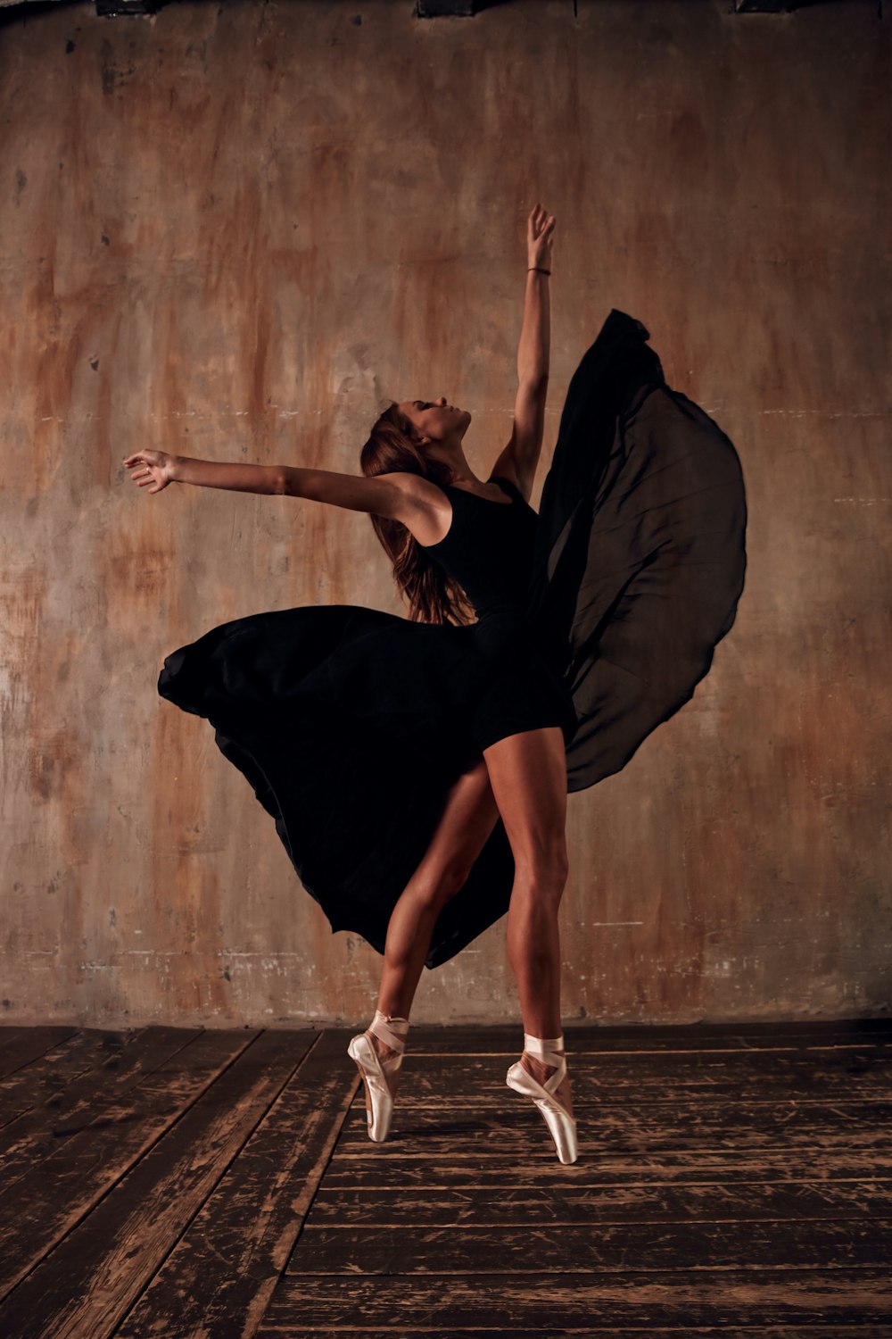 Eine Frau im schwarzen Kleid tanzt