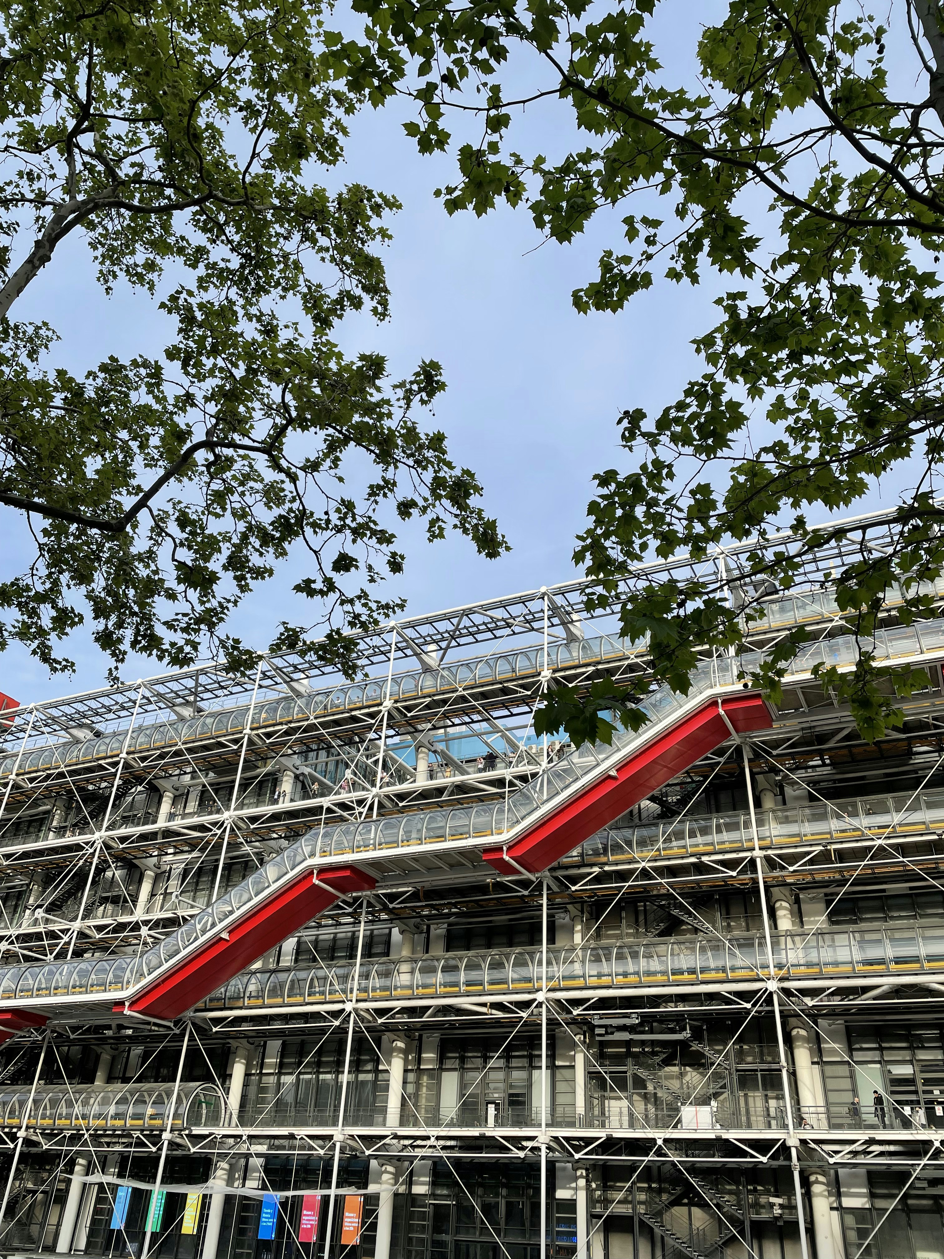 un grand bâtiment avec un escalier rouge montant sur le côté