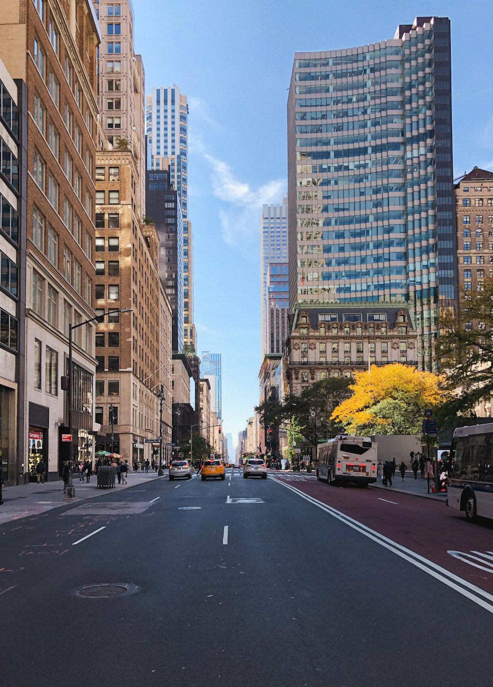 Una calle de la ciudad llena de muchos edificios altos