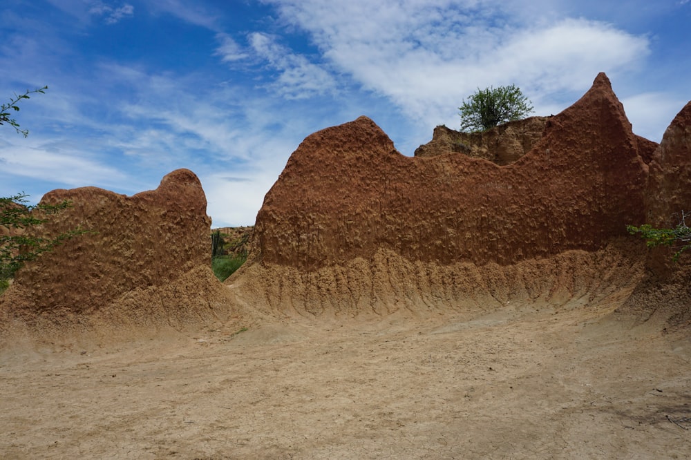 um grupo de rochas sentadas no topo de um campo de terra