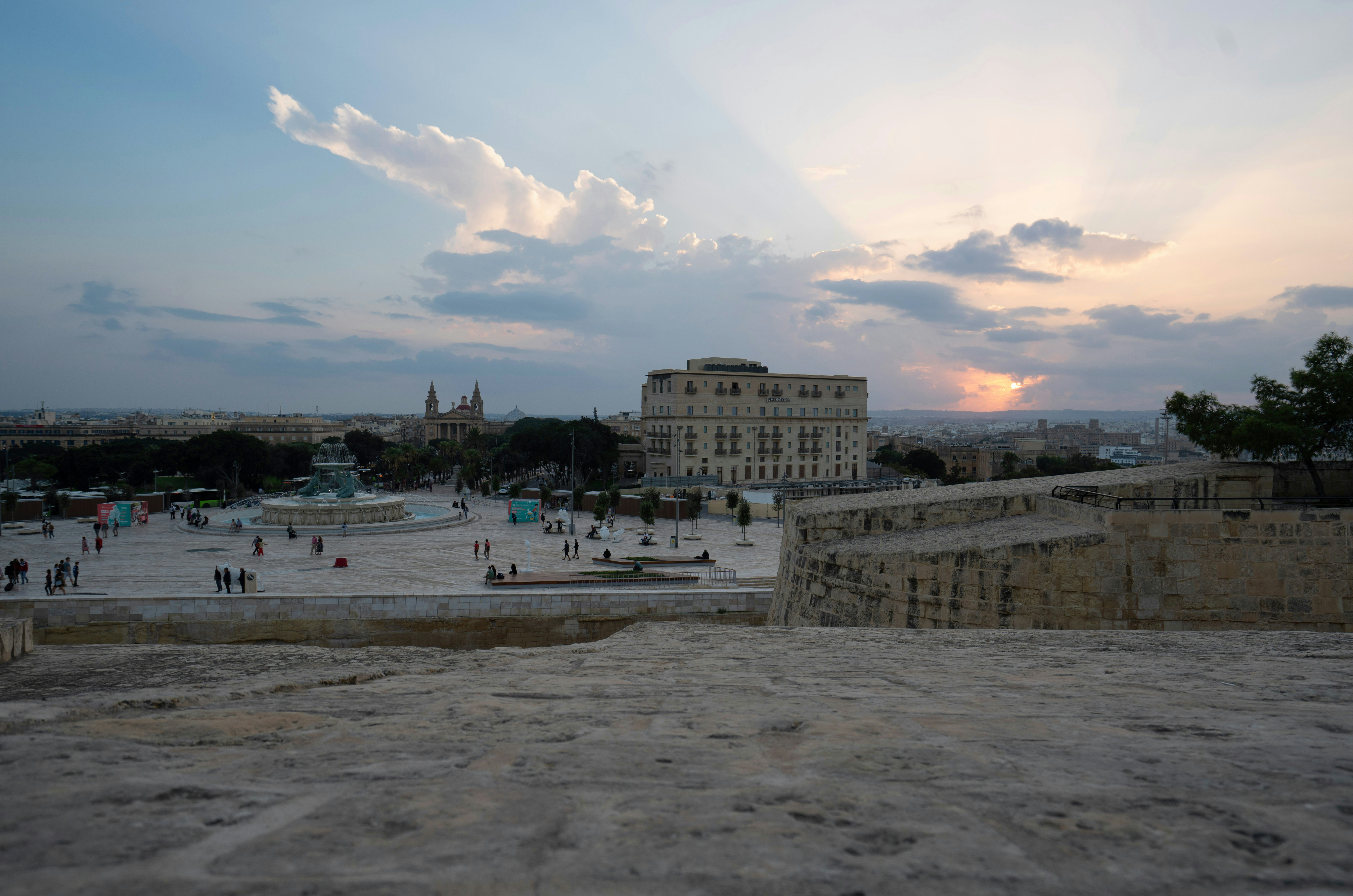 Un grupo de personas caminando por una ciudad
