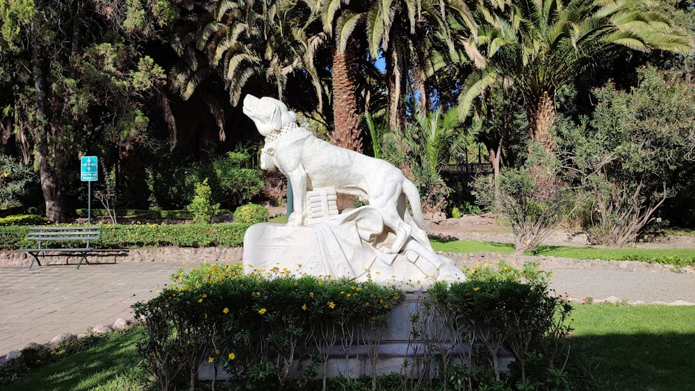 Une statue d’un chien dans un parc