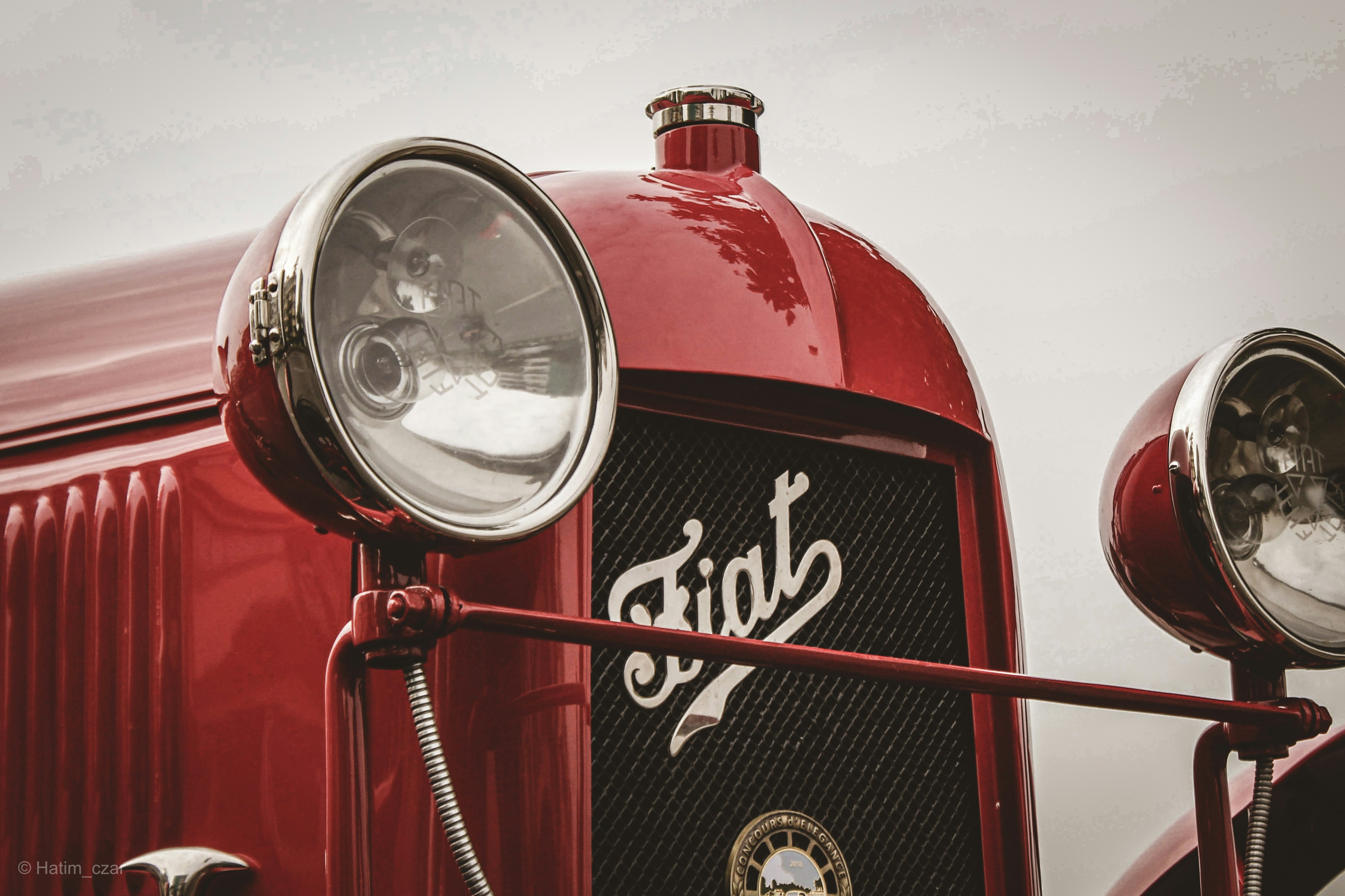 Nahaufnahme der Front eines roten Autos