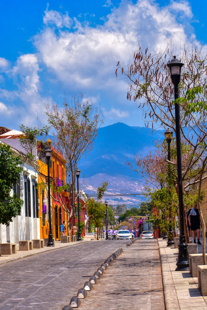 Calle de la ciudad con la sierra al fondo