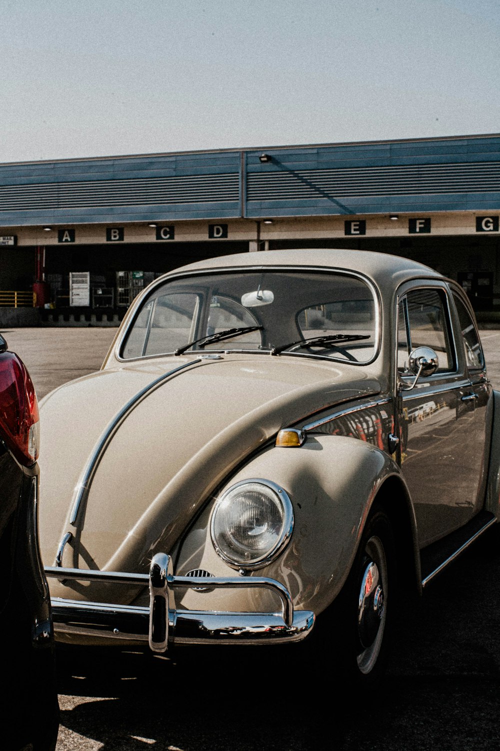 Un viejo VW bug estacionado en un estacionamiento