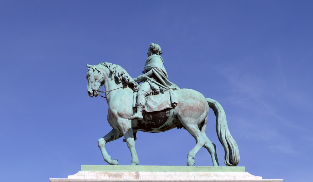 Una estatua de un hombre montando a caballo