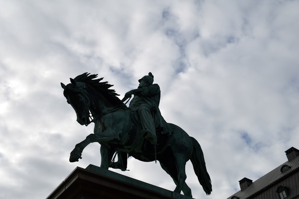 Una estatua de un hombre montado en el lomo de un caballo