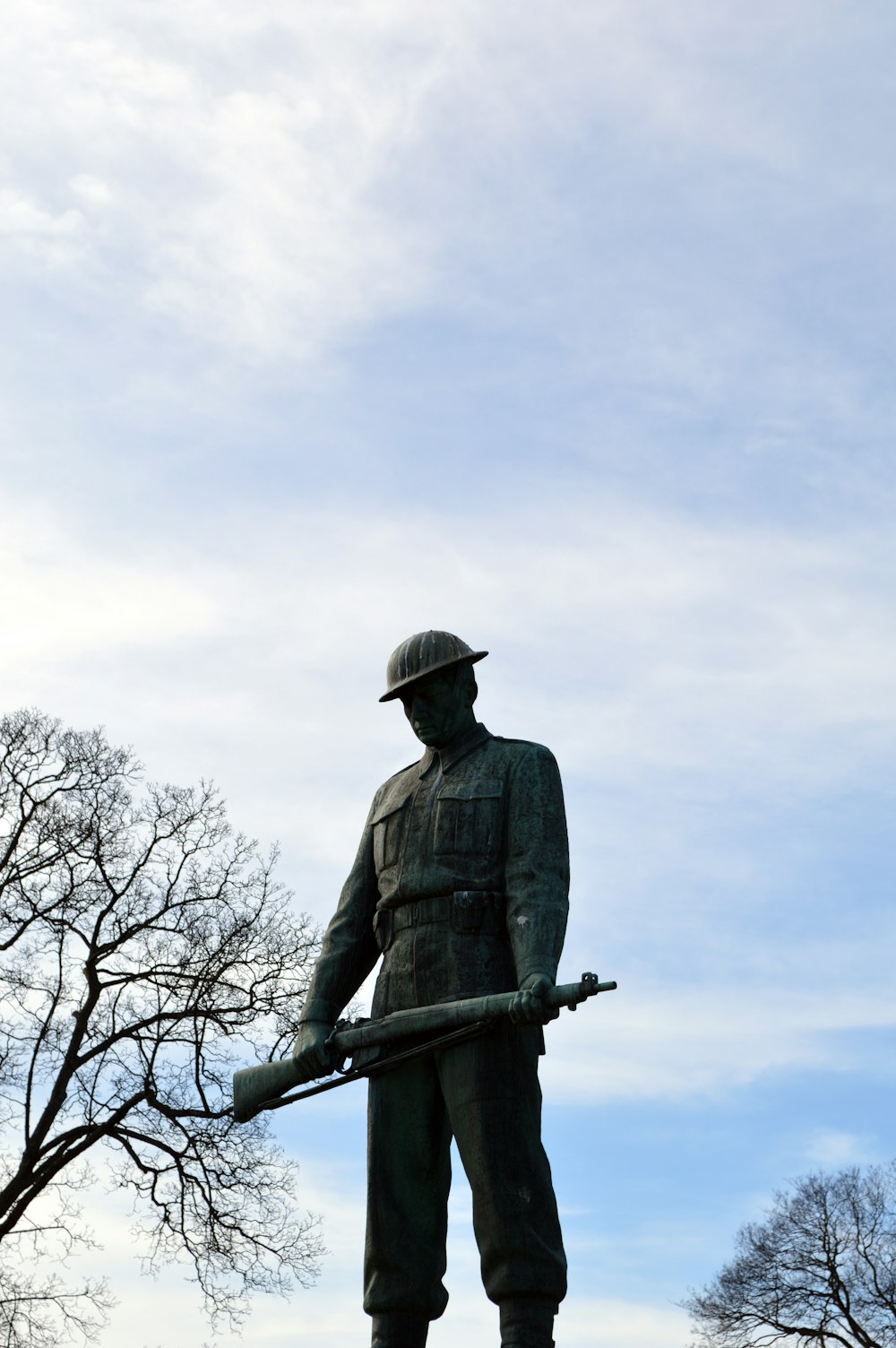 Una estatua de un soldado sosteniendo un rifle