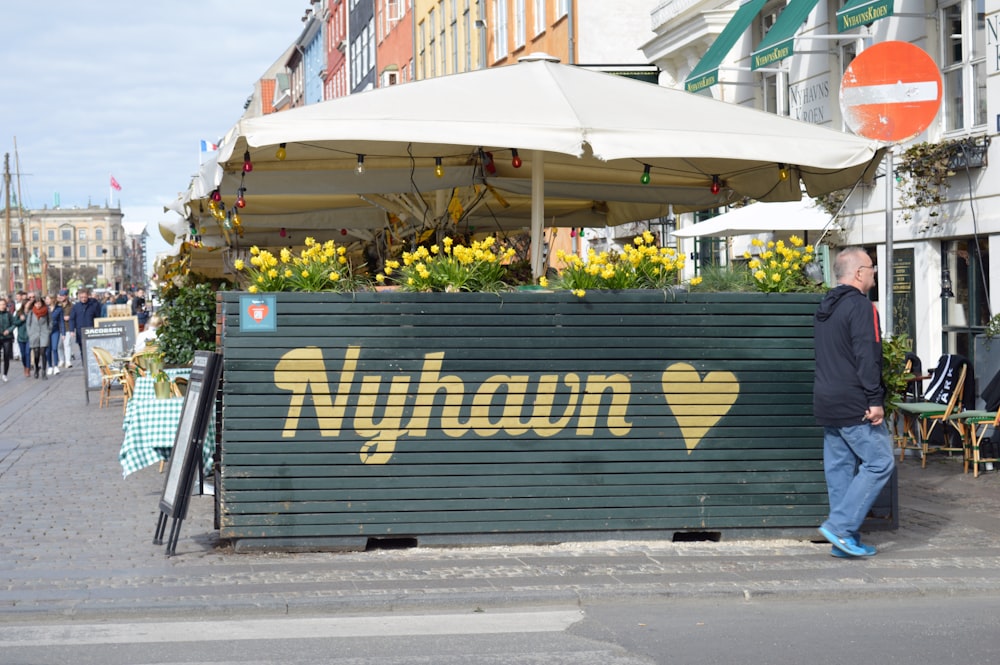 Ein Mann steht vor einem Schild mit der Aufschrift Nyhan