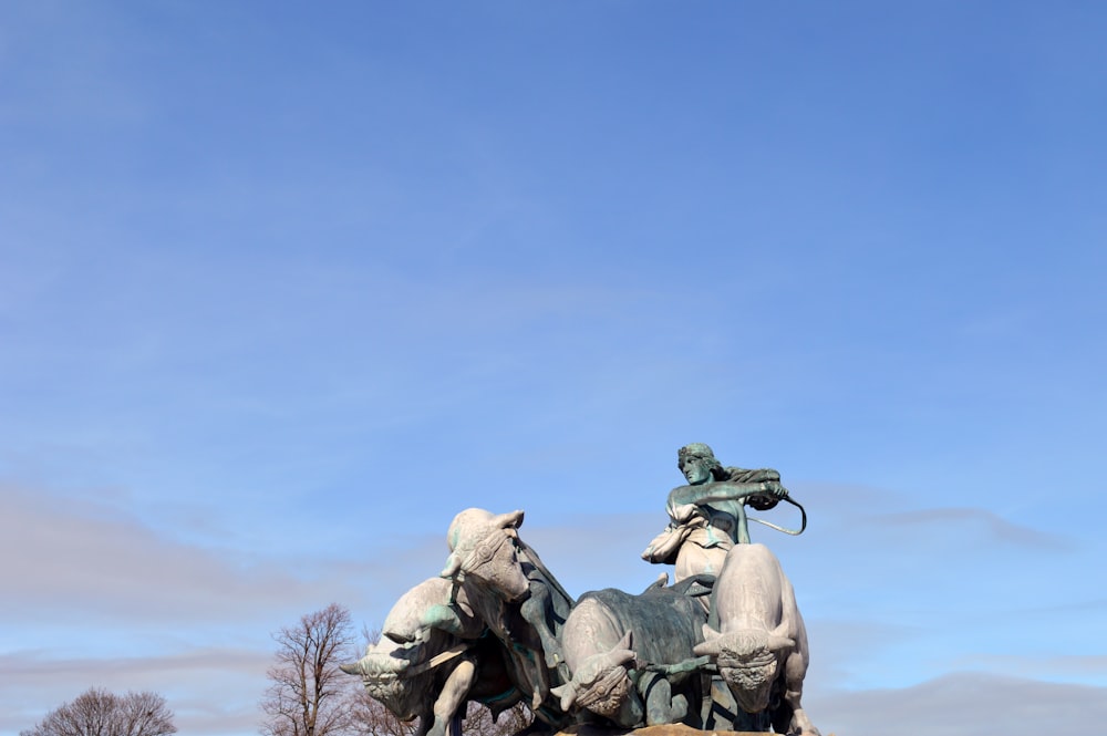 uma estátua de um homem que monta um cavalo