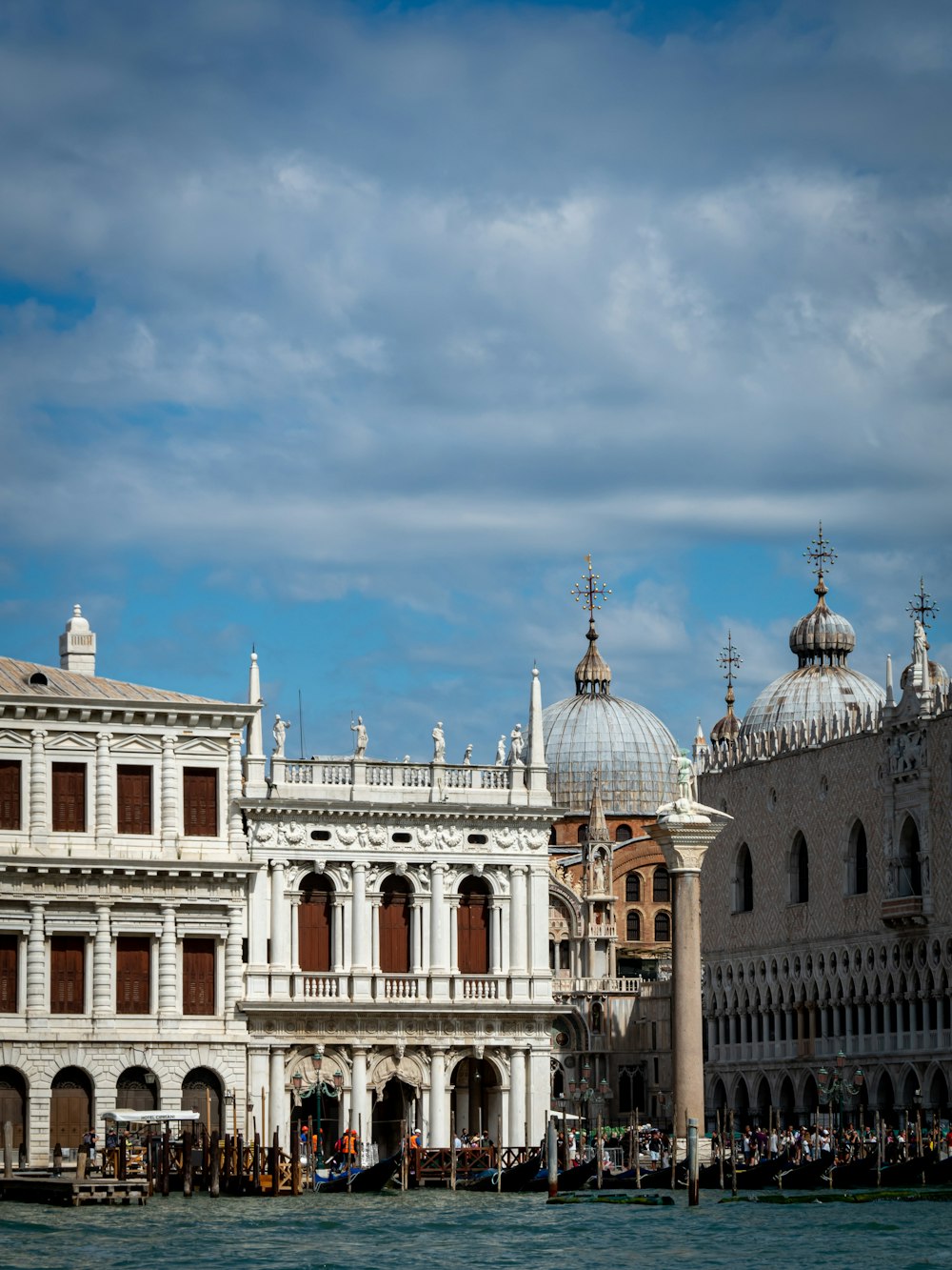 una vista di una città dall'acqua