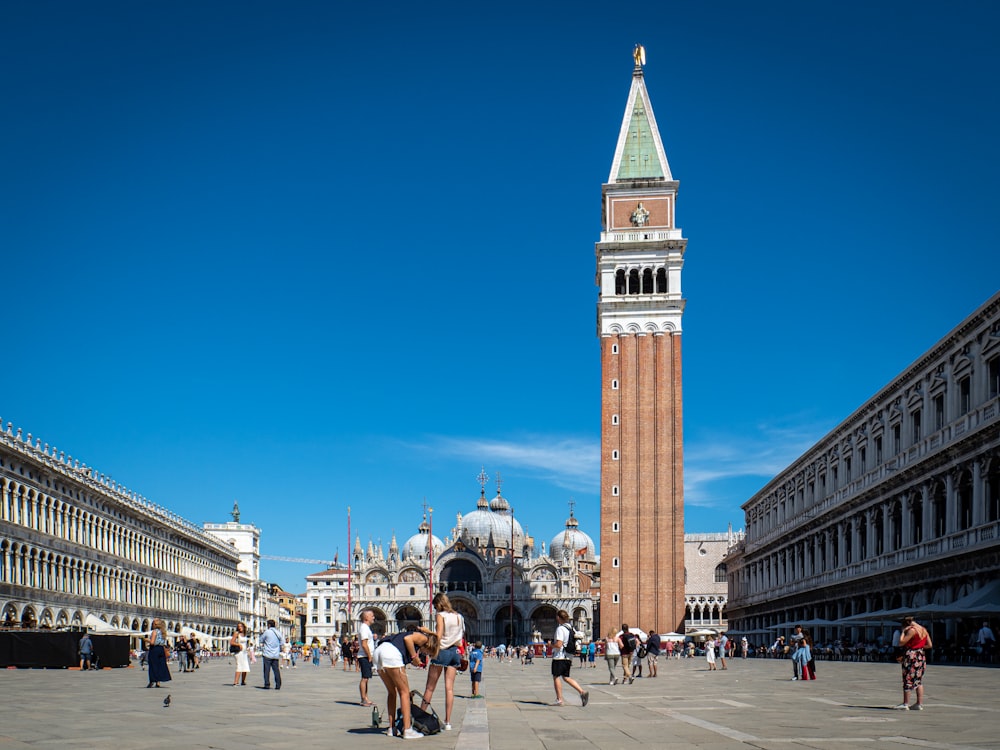 Un'alta torre dell'orologio che domina una città