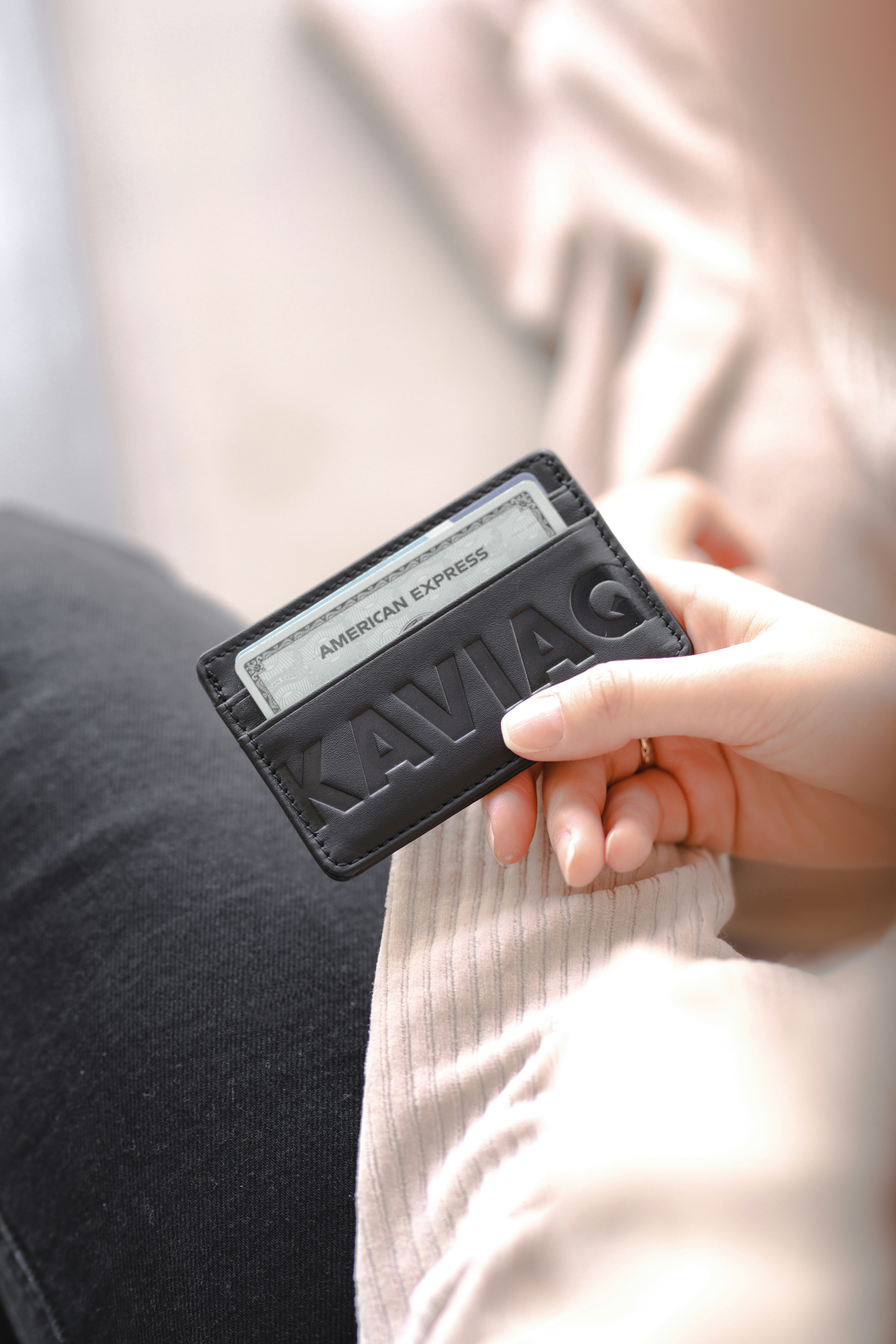 una persona sosteniendo un teléfono celular en la mano