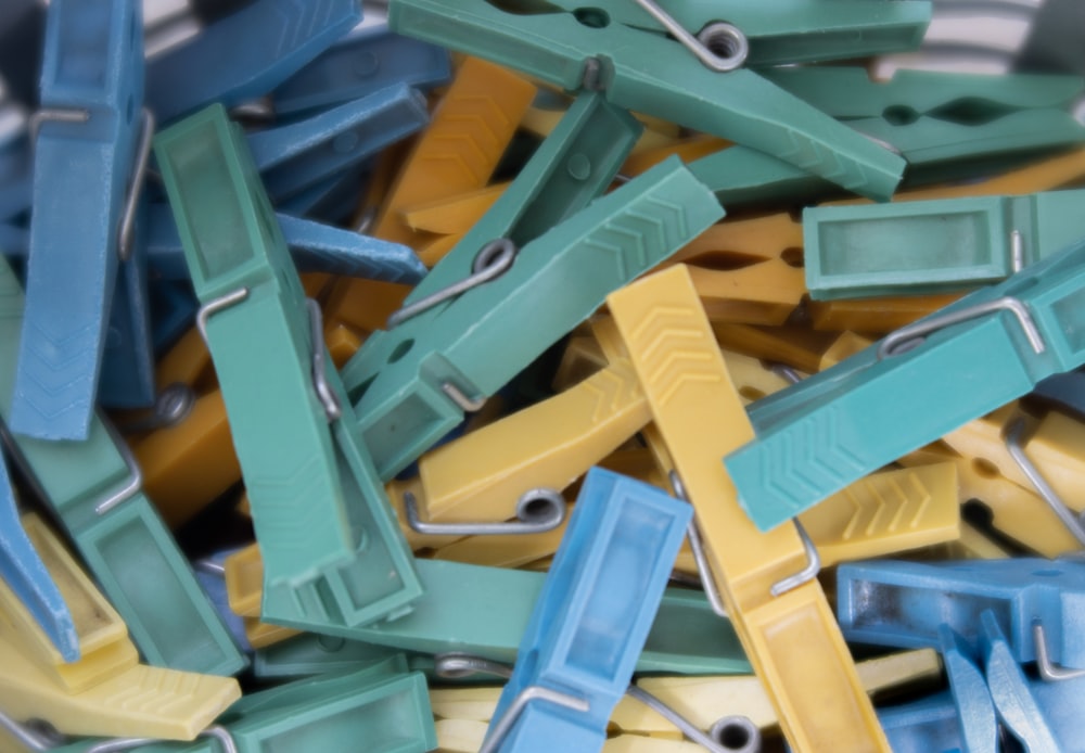 a close up of a pile of plastic clips