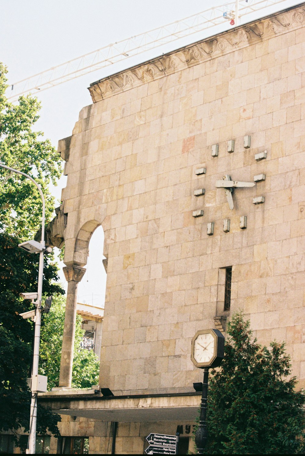 ein Gebäude mit einer Uhr an der Seite