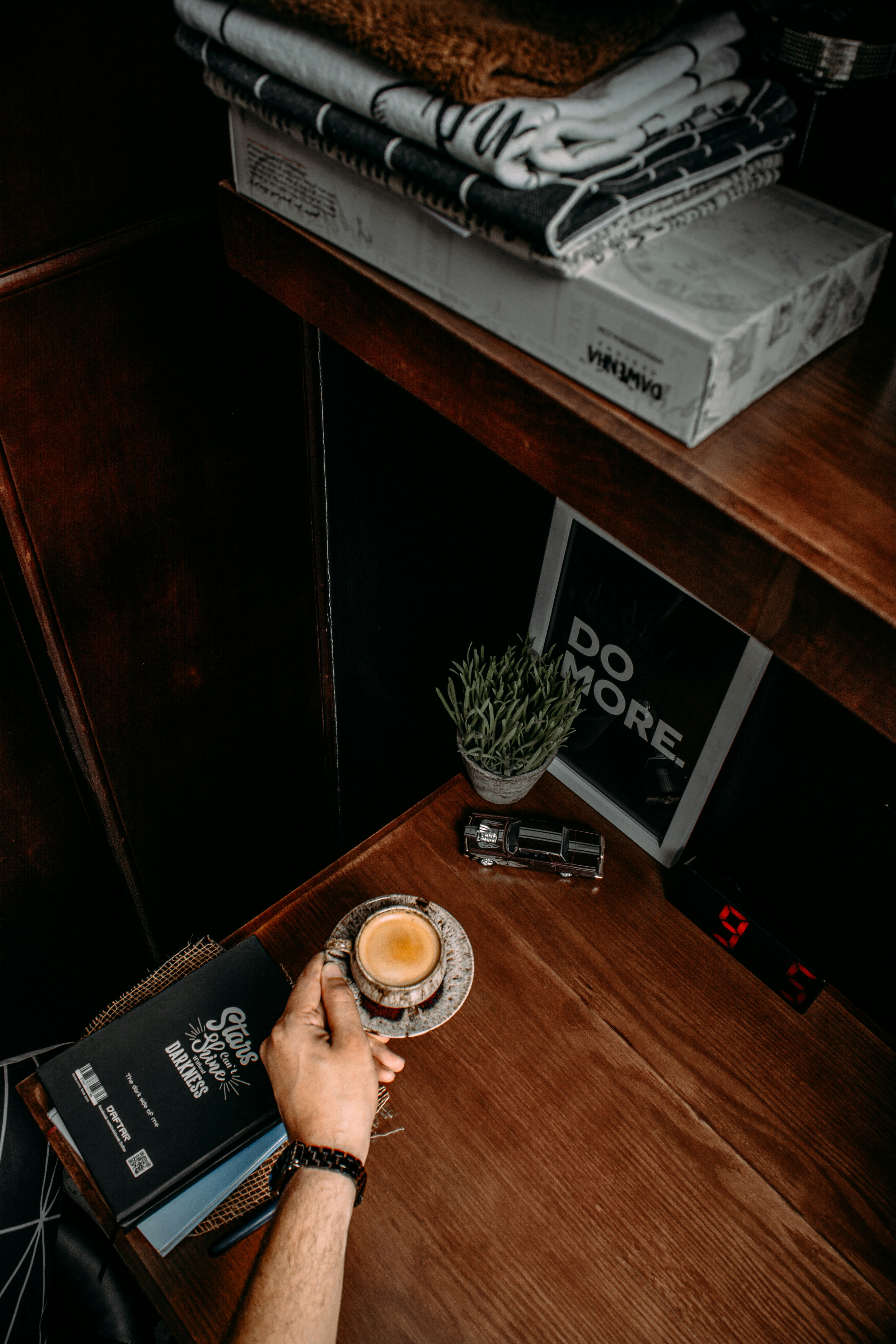 photo-1650486280185-8b68eea95ee0?ixid=M3wxMjA3fDB8MXxzZWFyY2h8MTB8fGNvZmZlZSUyMGJhciUyMHN5cnVwJTIwZGlzcGVuc2Vyc3xlbnwwfHx8fDE3NjMwMzk0MjR8MA\u0026ixlib=rb-4.1.0