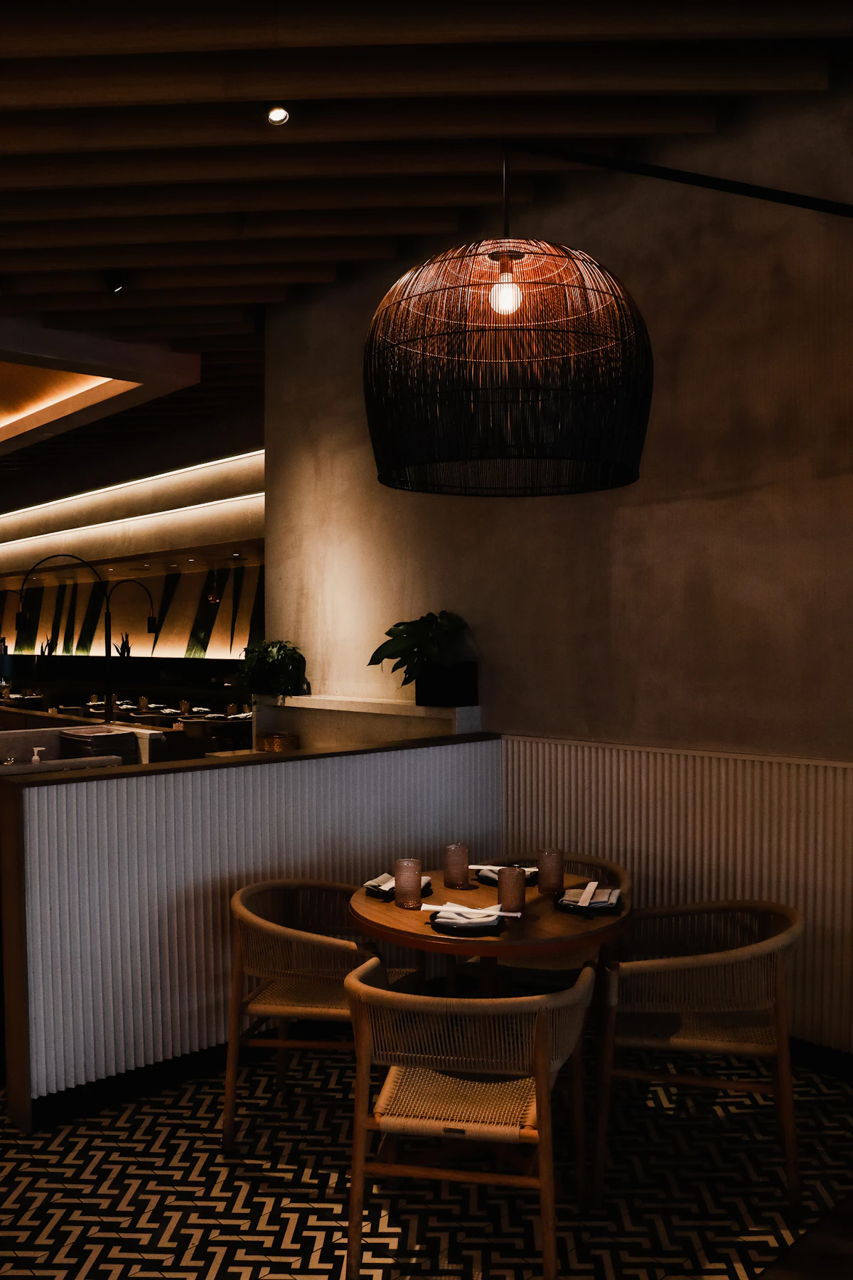 Ronde tafel in een warm verlichte hoek van het restaurant