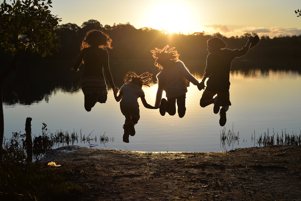 Un groupe d’enfants sautant en l’air