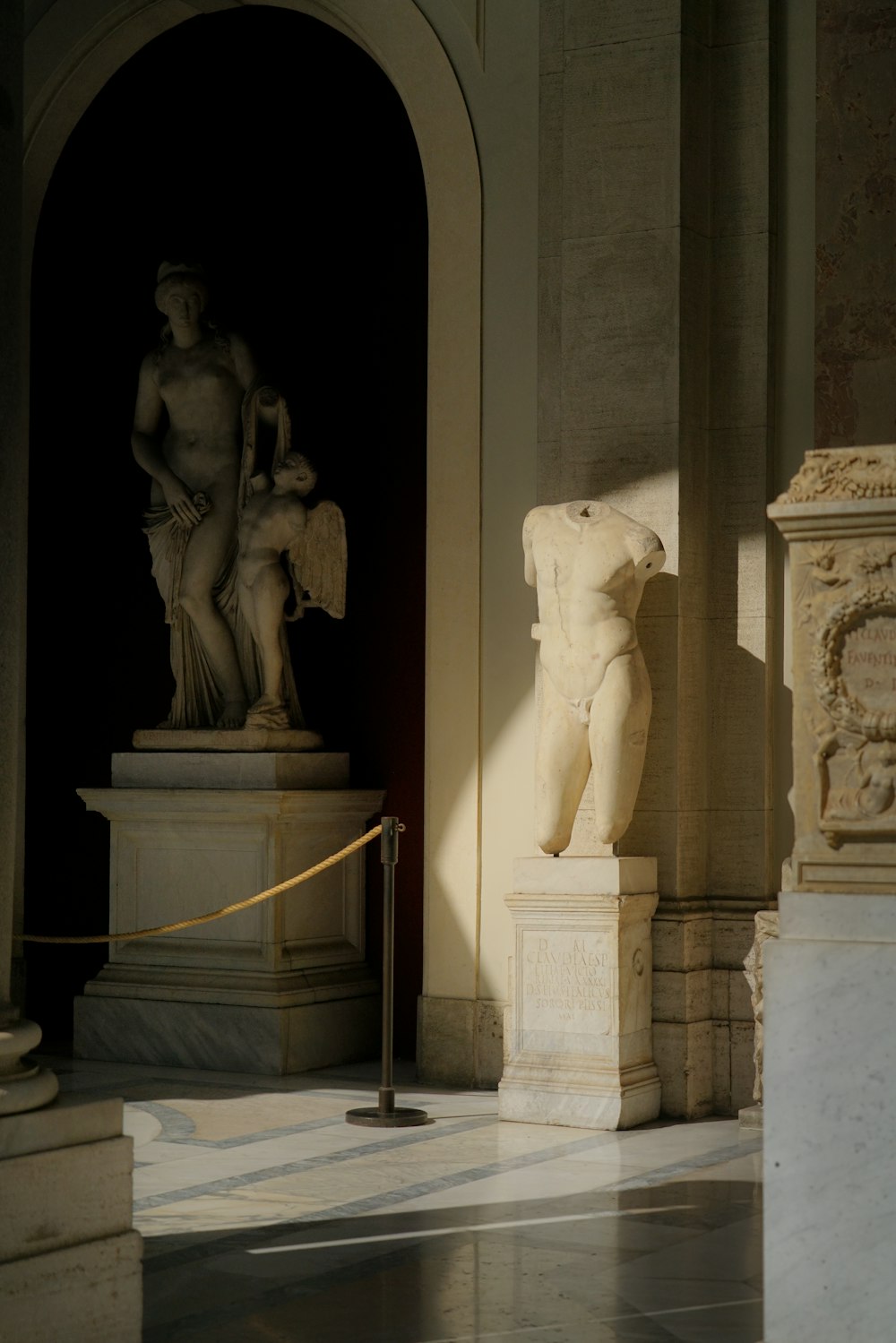 Una statua di un uomo e una donna in un museo