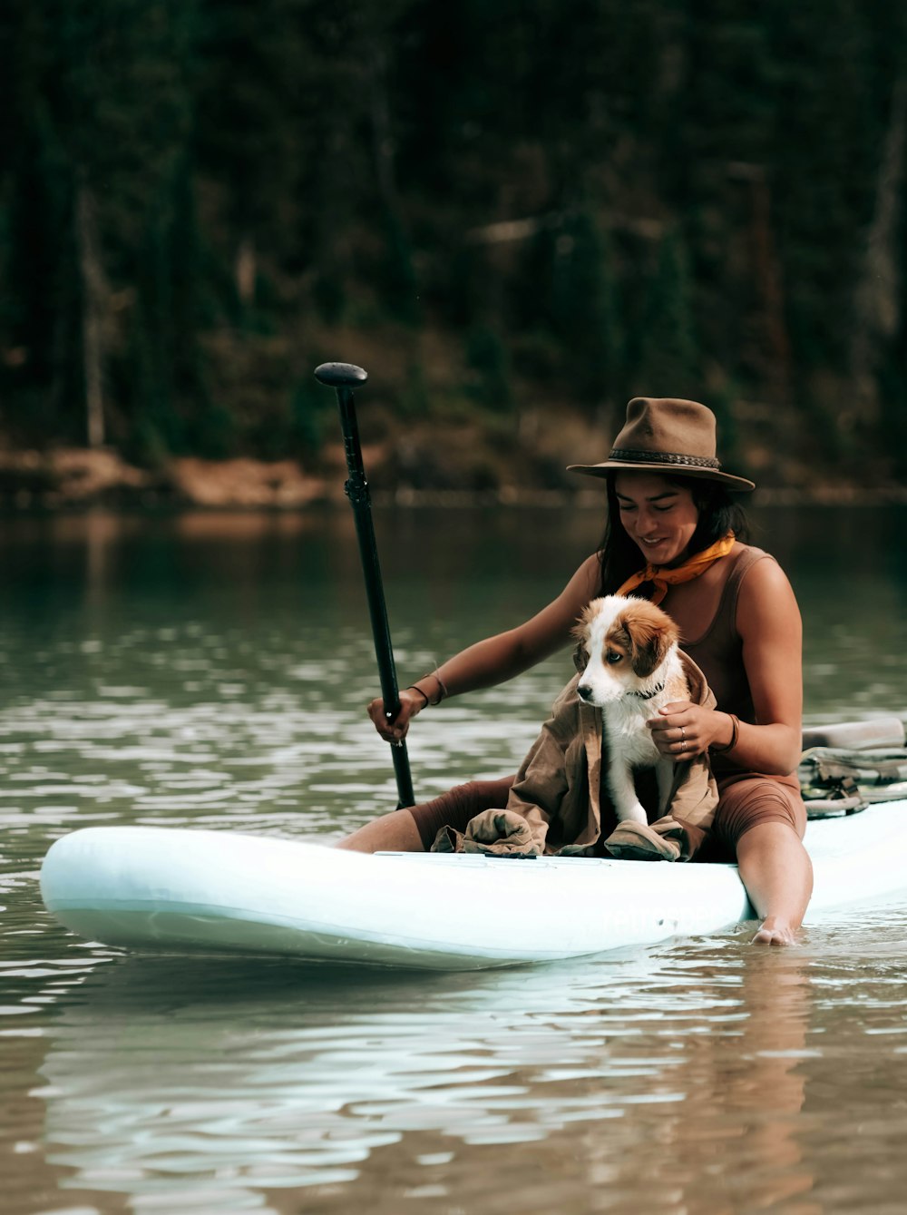 Eine Frau und ihr Hund sitzen im Kajak