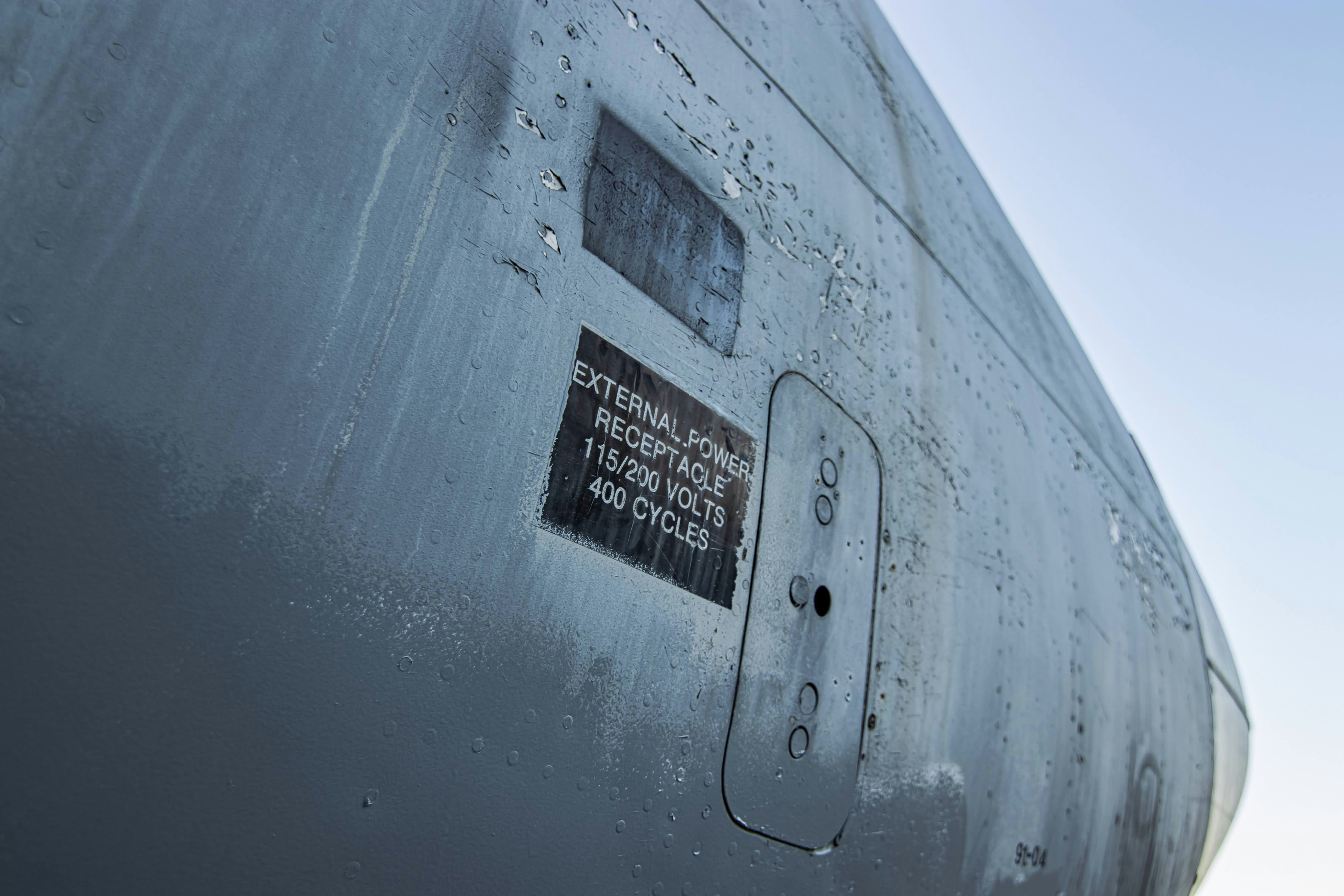Un primer plano del costado de un avión