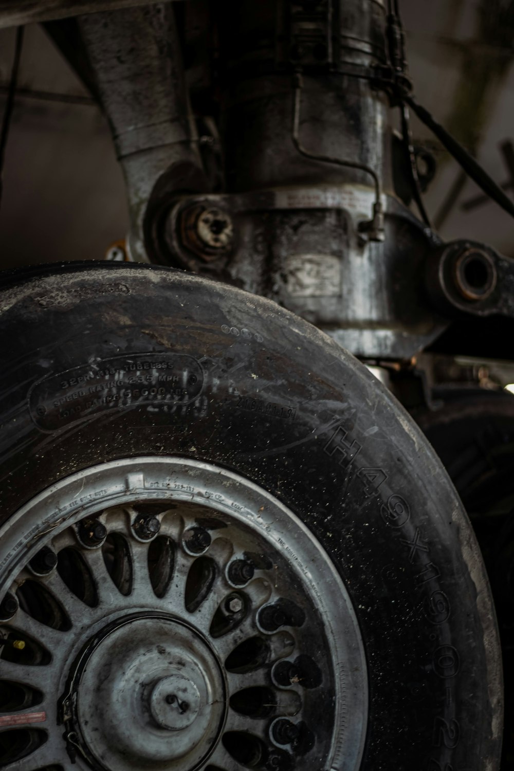 a close up of the spokes of an airplane