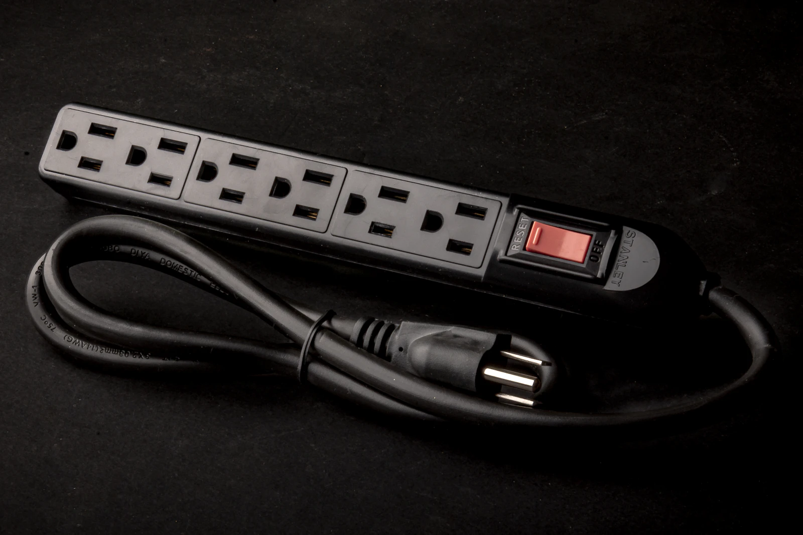 Whole-House Energy Monitors vs Smart Plugs: Which Gives Better Data?