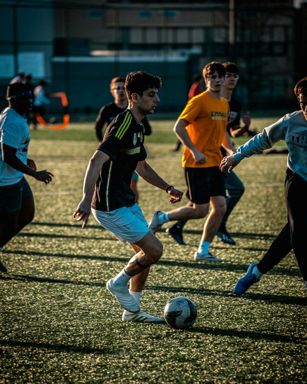 Foto Um grupo de jovens jogando um jogo de futebol – Imagem de
