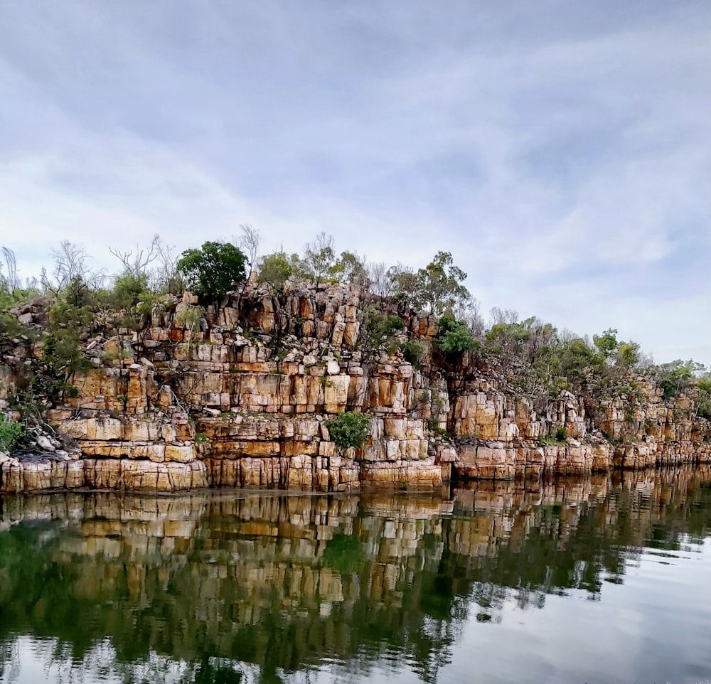 un grande specchio d'acqua circondato da rocce