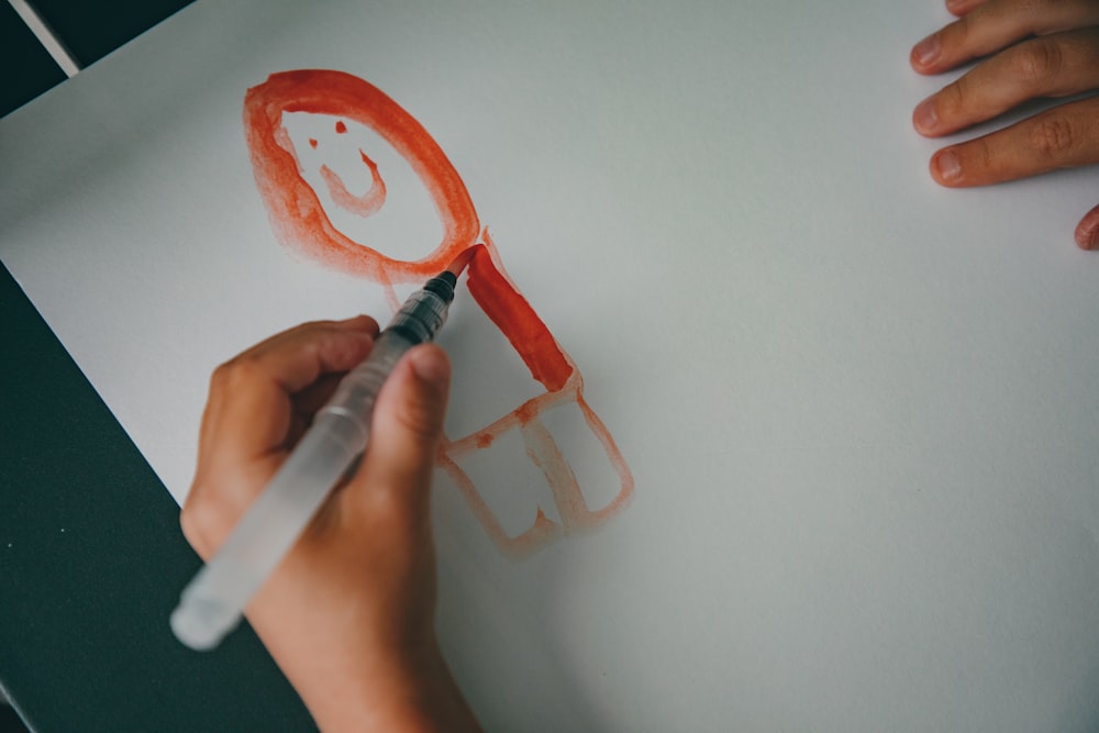 Dessin d’un enfant d’un visage souriant sur un morceau de papier