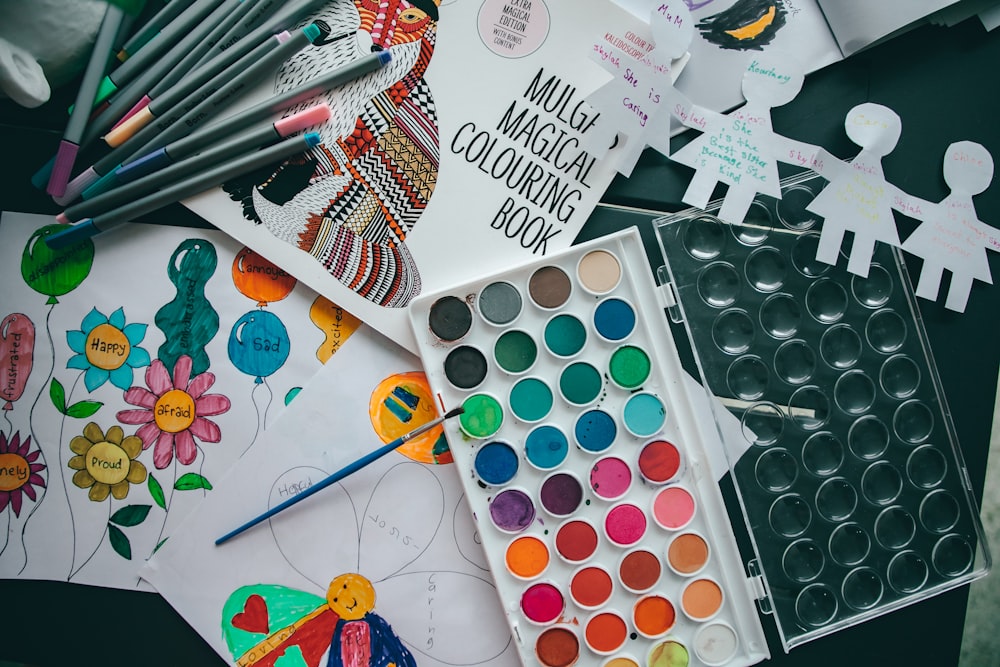 a table topped with lots of art supplies