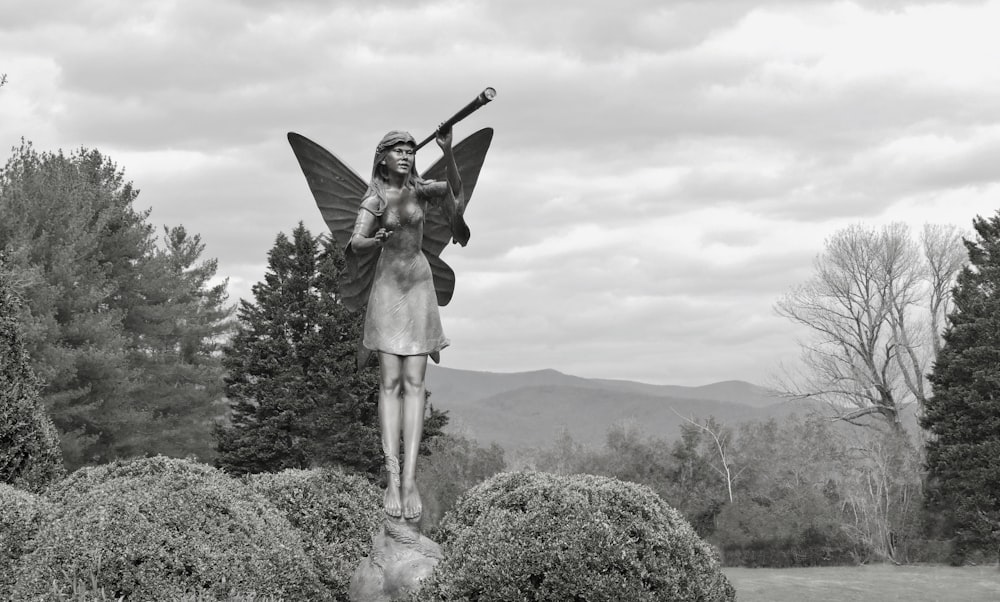 une statue d’une femme tenant une batte de baseball