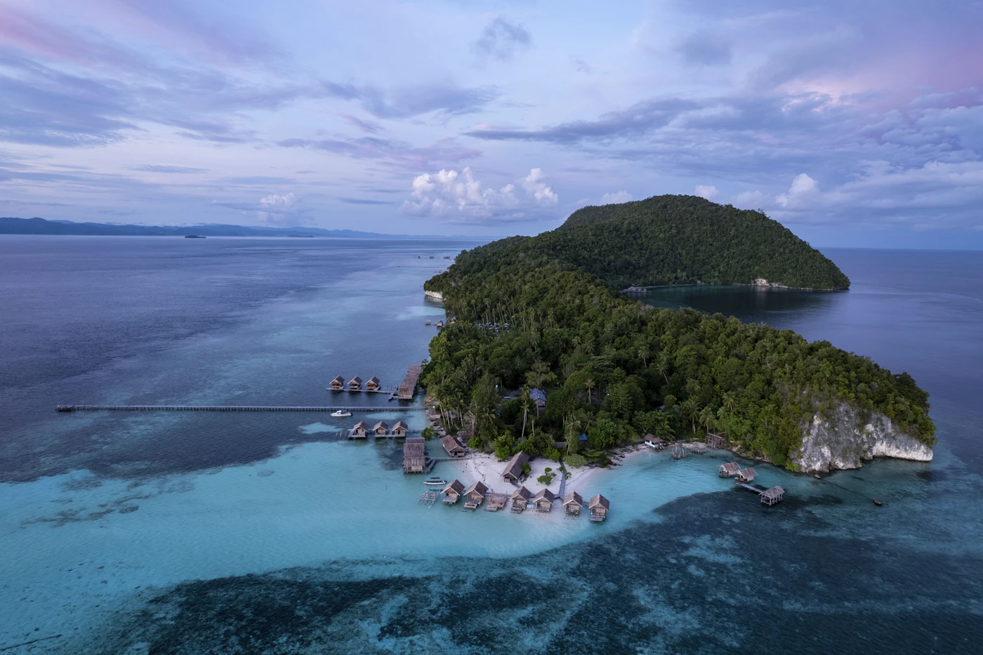 Vista aérea de los homestays sobre el agua en la isla de Kri, Raja Ampat