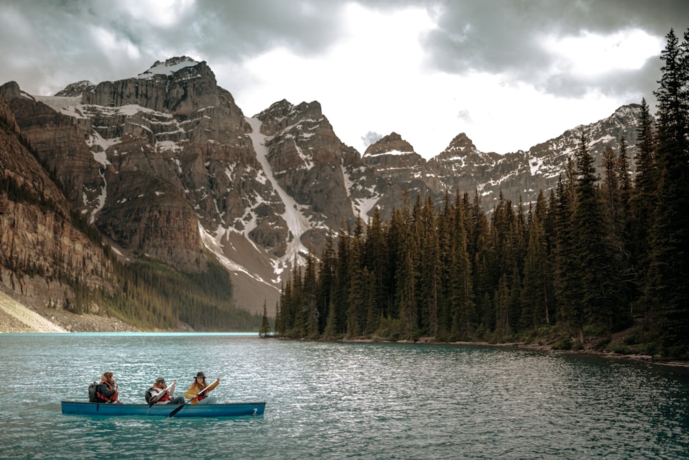 Un grupo de personas en una canoa en un lago