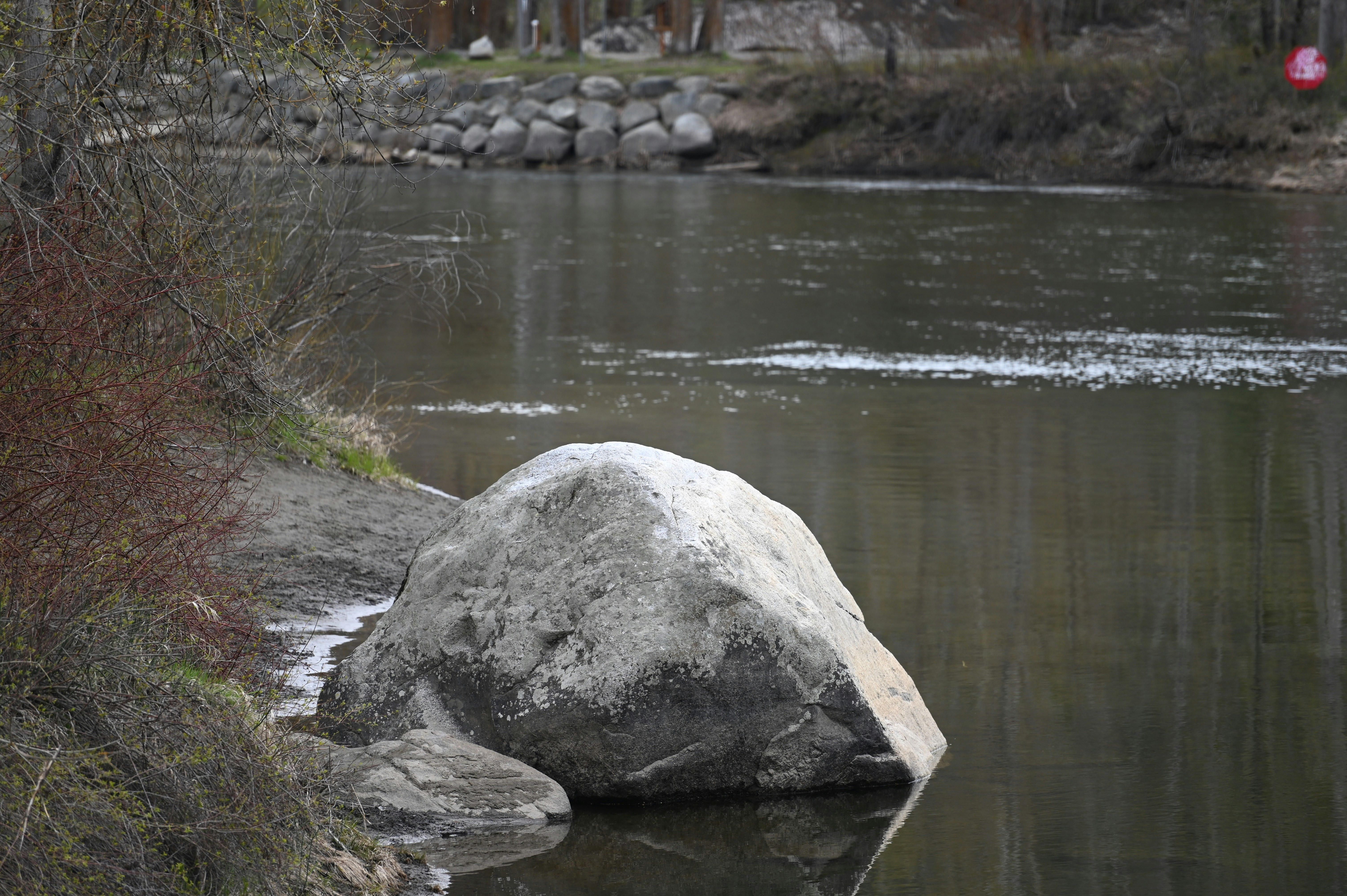 sebuah batu besar yang duduk di tengah sungai