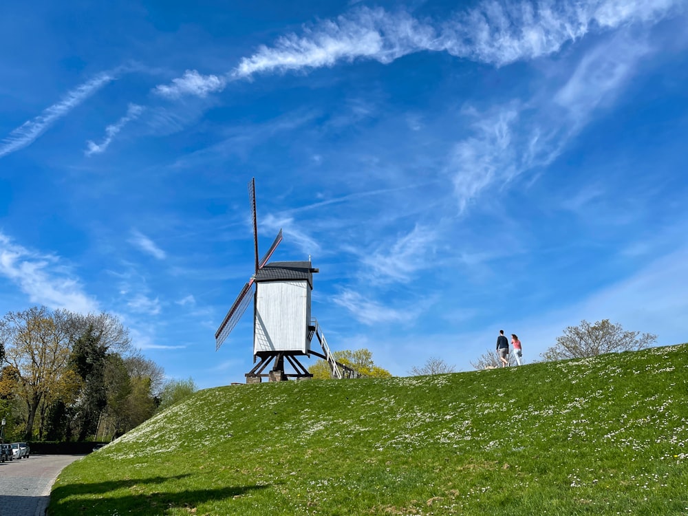 un couple de personnes debout dans l’herbe