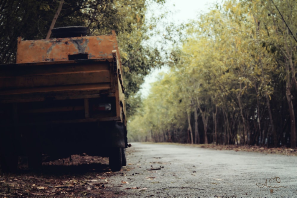 um caminhão basculante estacionado na beira de uma estrada