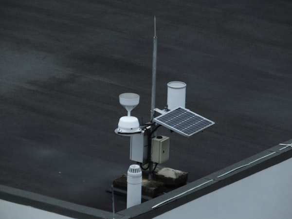 自宅の充電設備につながれた電気自動車