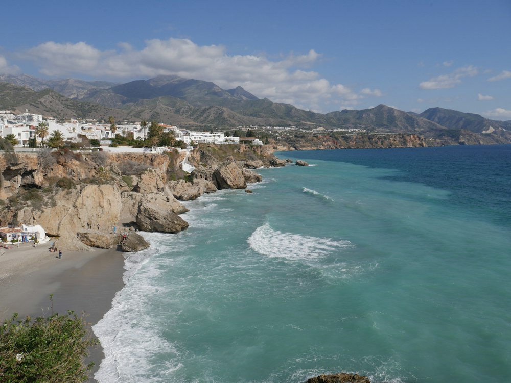 Cala y aguas turquesas de Nerja