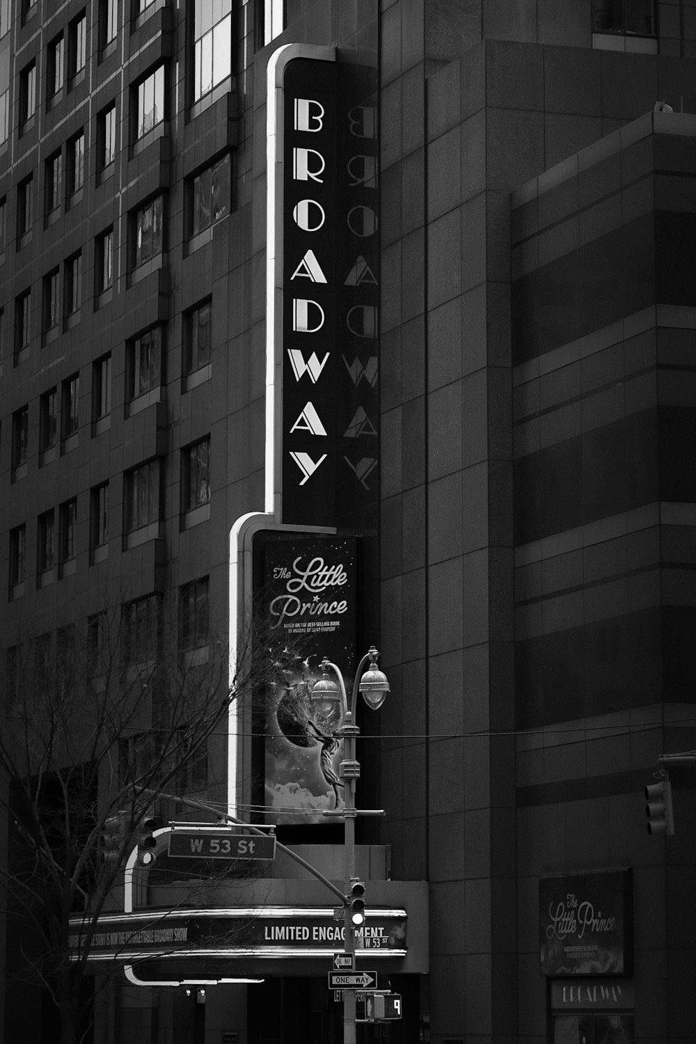 Una foto in bianco e nero di un cartello di Broadway