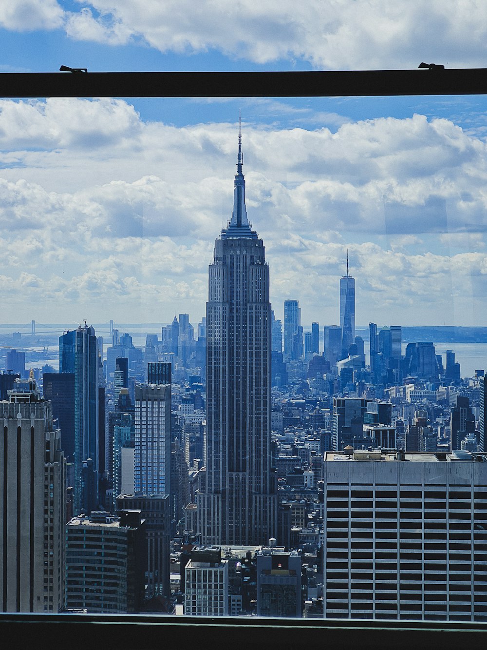 Una vista di una città da un grattacielo