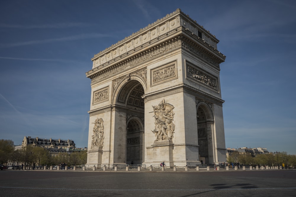 the arc of triumph in paris against a blue sky