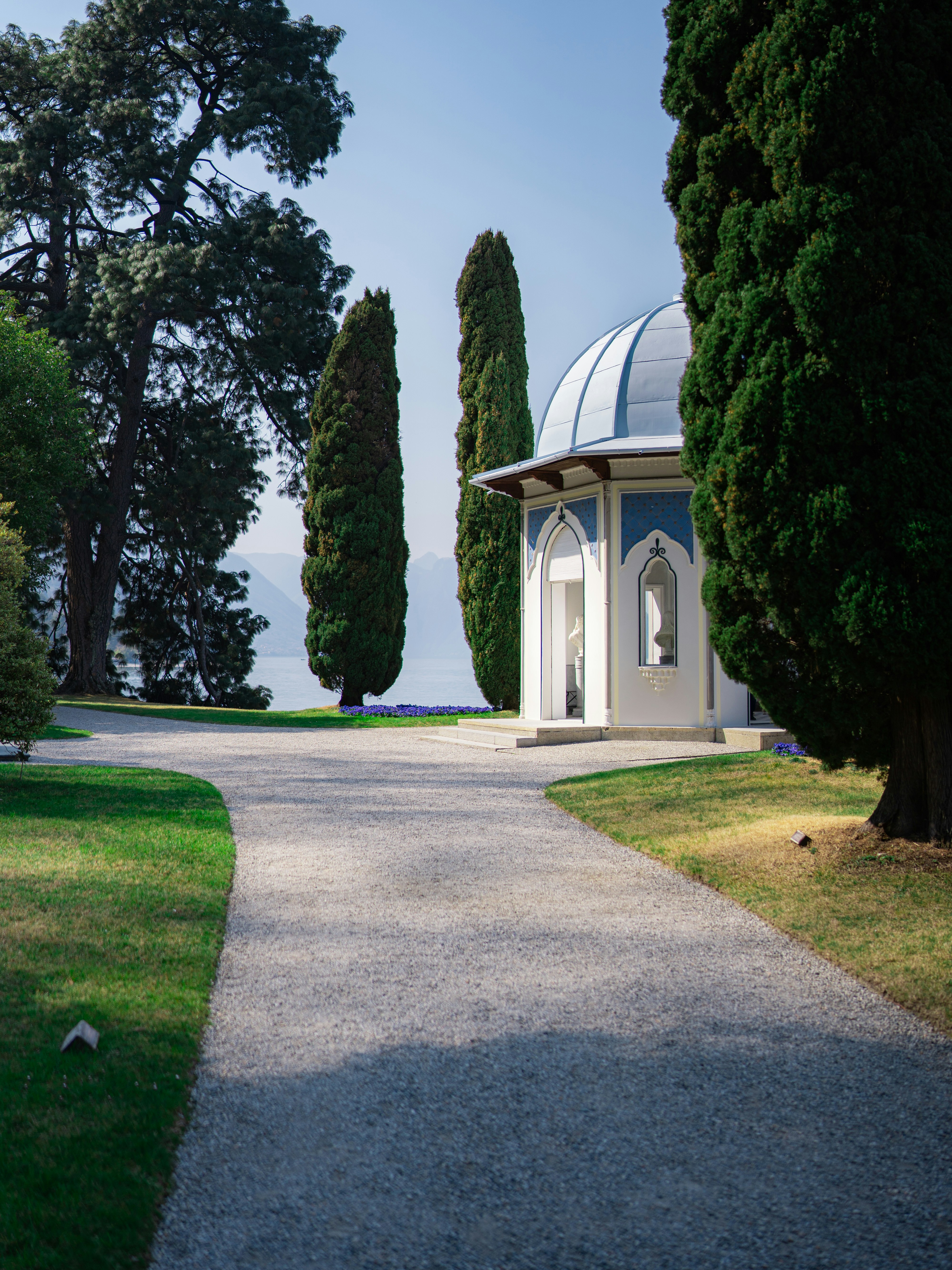 晴れた日に木々に囲まれた白い望楼