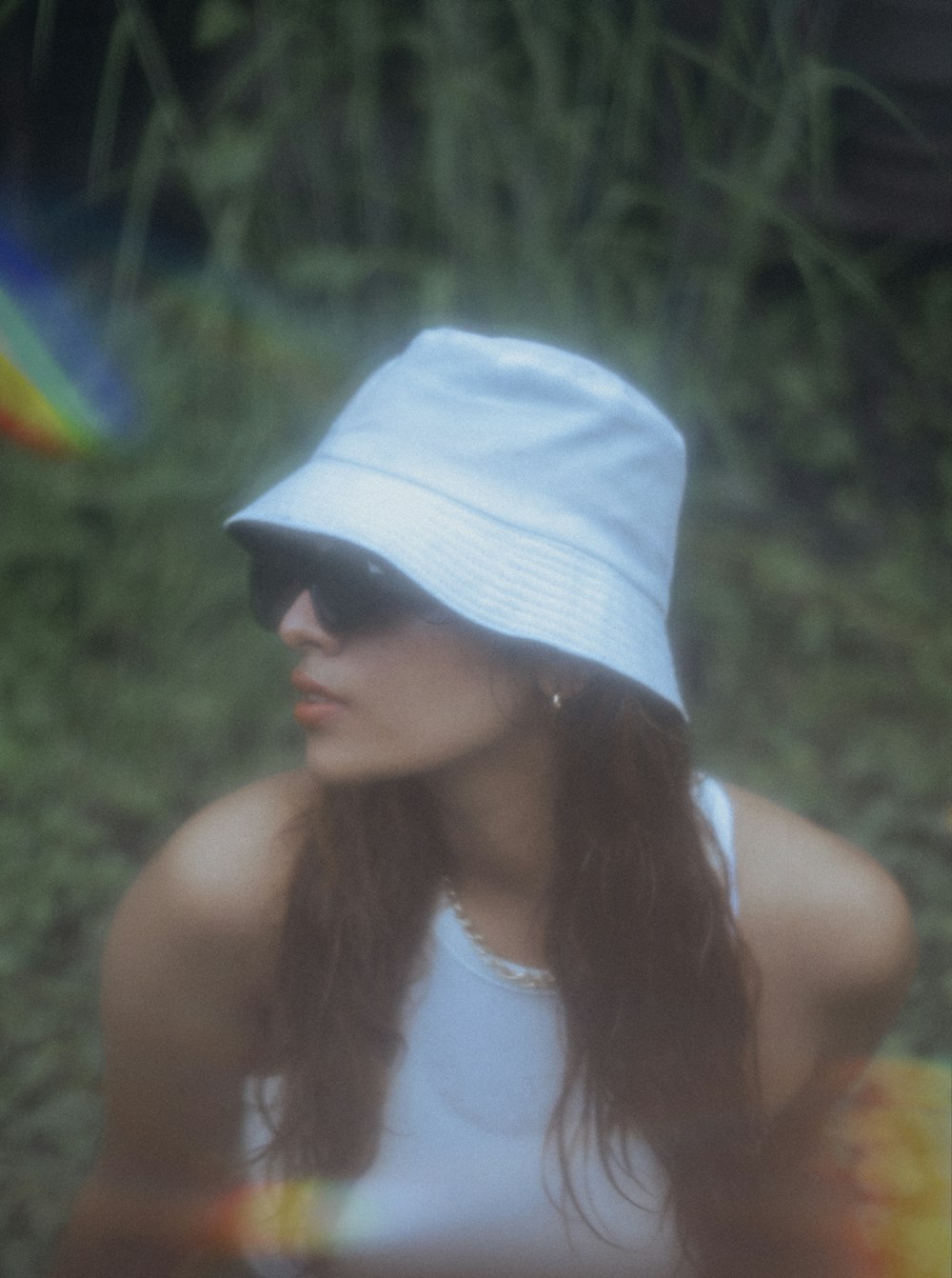 a woman wearing a white hat and sunglasses