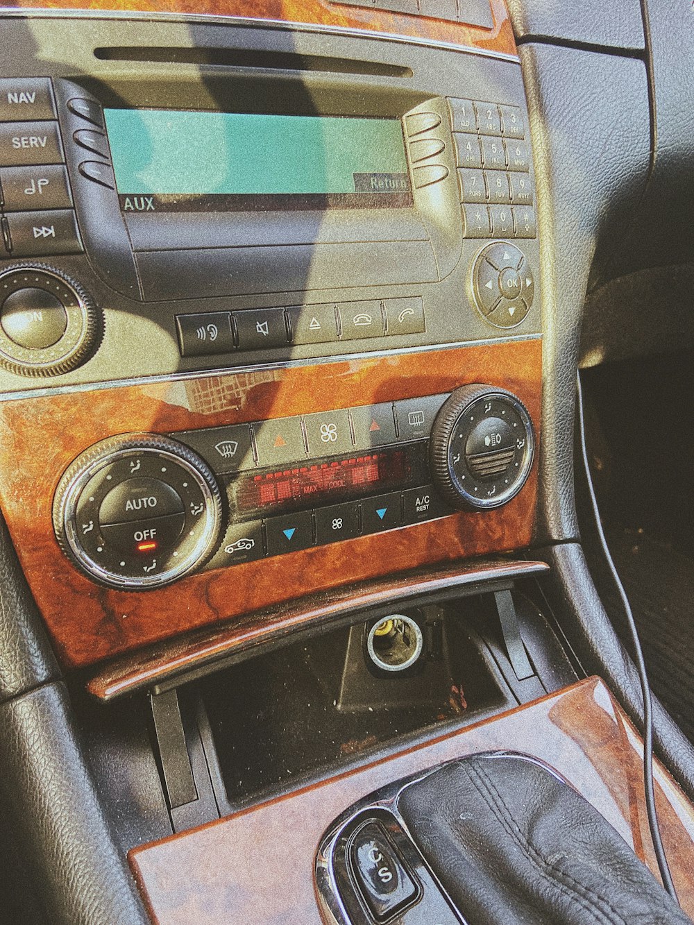 ラジオ付きの車のダッシュボードの写真
