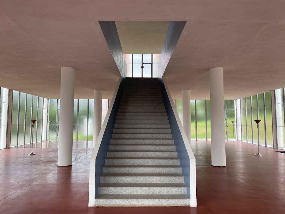 una escalera que conduce a un segundo piso de un edificio